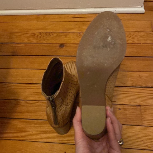 Perforated tan leather ankle boots wood heel - Picture 8 of 8